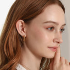 Brinco C-Forma Martelado Ouro 18K - Elegância Atemporal