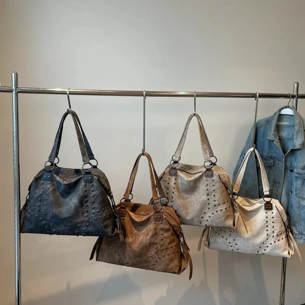 Bolsa de Ombro Punk em Couro Plutônio com Rebites