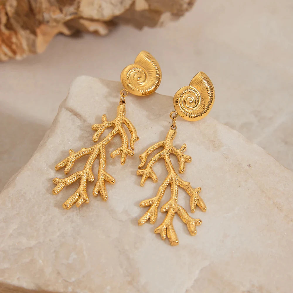 Brincos Elegância Oceânica: Concha e Coral Banhados a Ouro 18K
