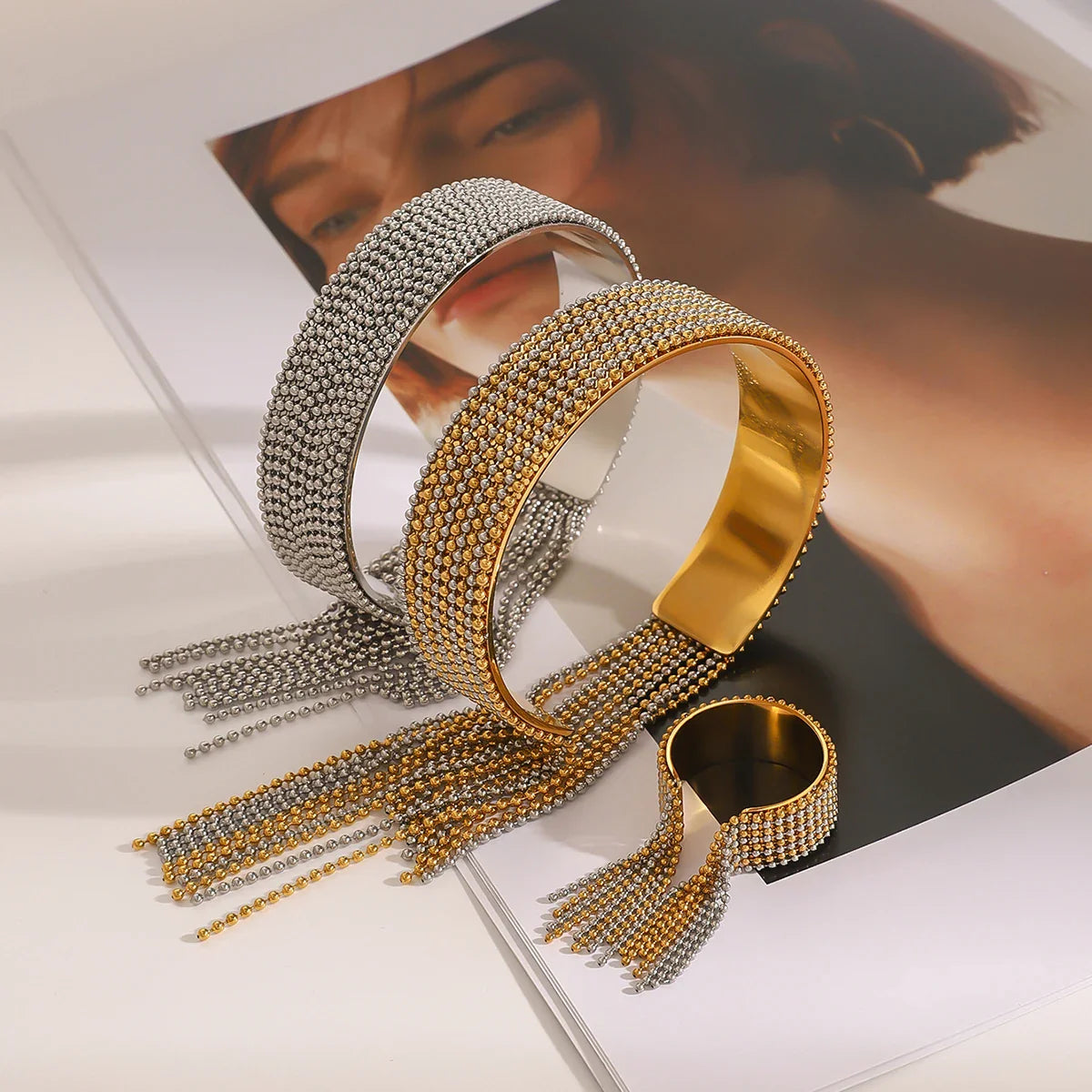 Pulseira Manguito Luxuosa com Borla em Ouro e Prata