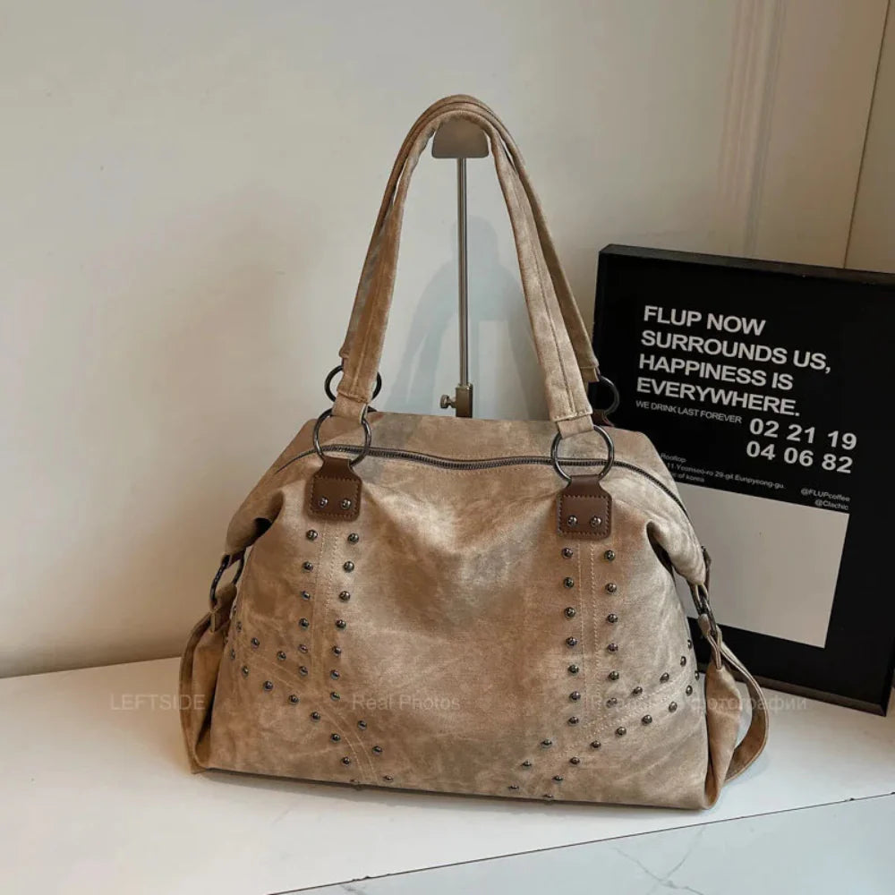 Bolsa de Ombro Punk em Couro Plutônio com Rebites