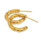 Brinco C-Forma Martelado Ouro 18K - Elegância Atemporal