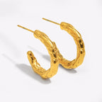 Brinco C-Forma Martelado Ouro 18K - Elegância Atemporal