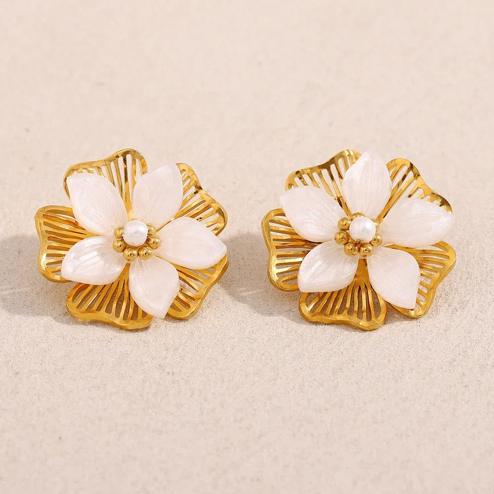 Brinco Flor de Concha Dourada Ebbelle - Luxo Hipoalergênico