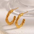 Brinco C-Forma Martelado Ouro 18K - Elegância Atemporal