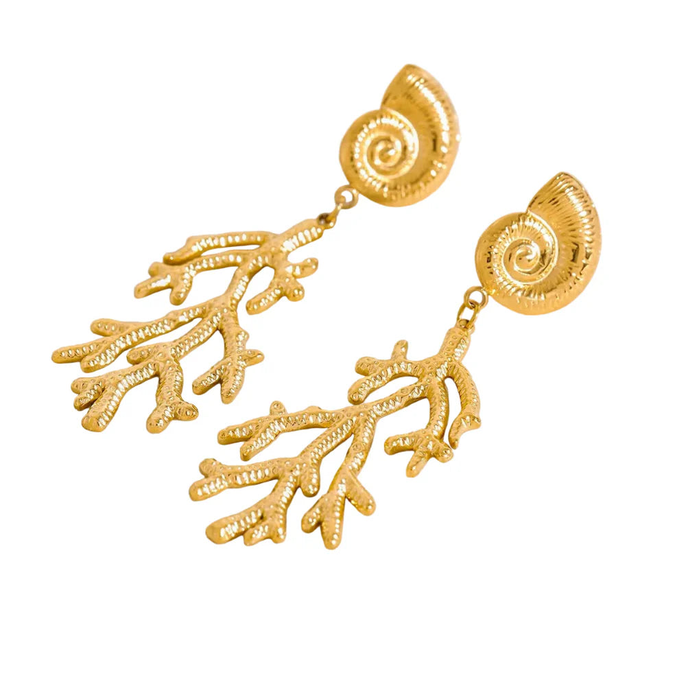 Brincos Elegância Oceânica: Concha e Coral Banhados a Ouro 18K