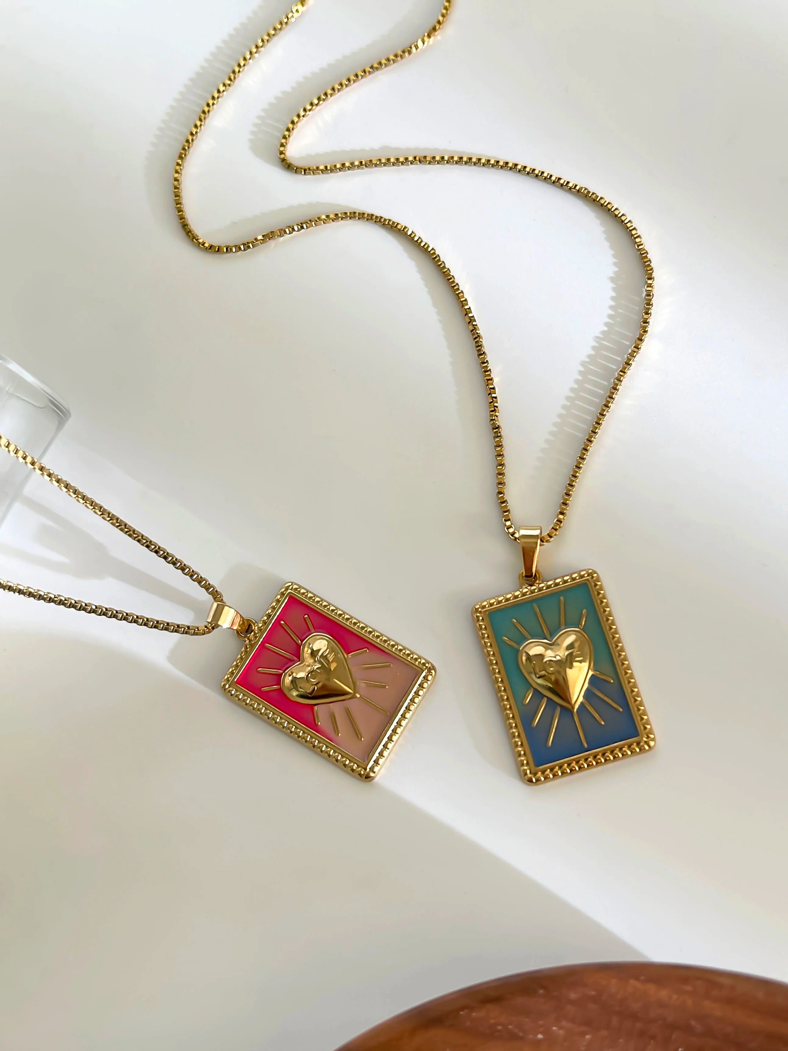 Colar Vintage Coração Esmalte 18k Banhado a Ouro