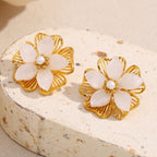 Brinco Flor de Concha Dourada Ebbelle - Luxo Hipoalergênico