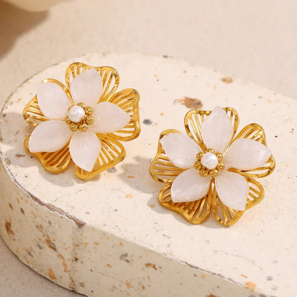 Brinco Flor de Concha Dourada Ebbelle - Luxo Hipoalergênico