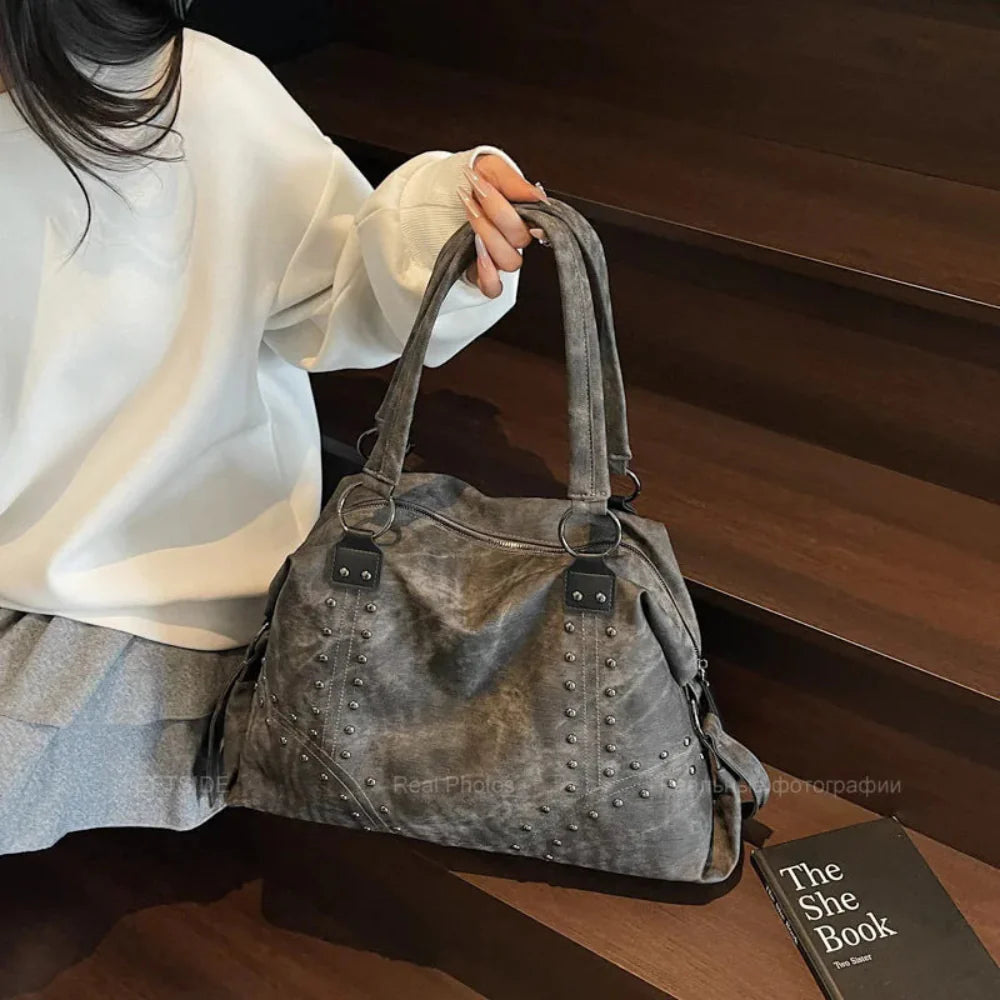 Bolsa de Ombro Punk em Couro Plutônio com Rebites