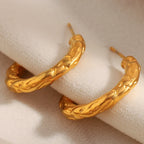 Brinco C-Forma Martelado Ouro 18K - Elegância Atemporal