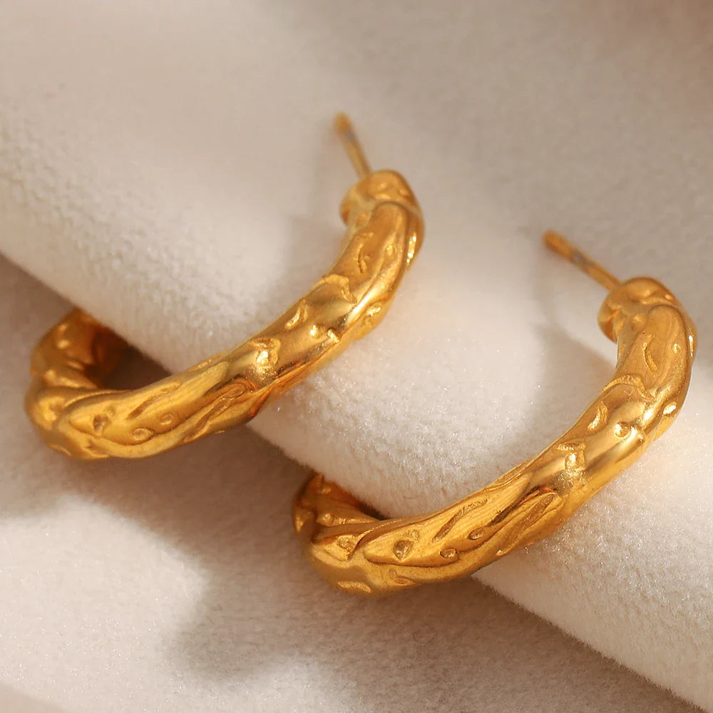 Brinco C-Forma Martelado Ouro 18K - Elegância Atemporal