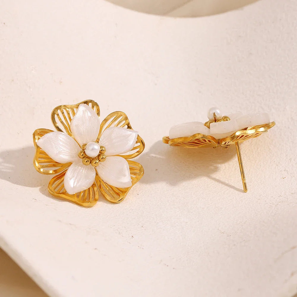 Brinco Flor de Concha Dourada Ebbelle - Luxo Hipoalergênico