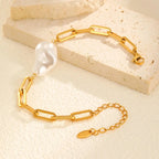 Elegante Pulseira de Pérolas com Corrente Banhada a Ouro 18K