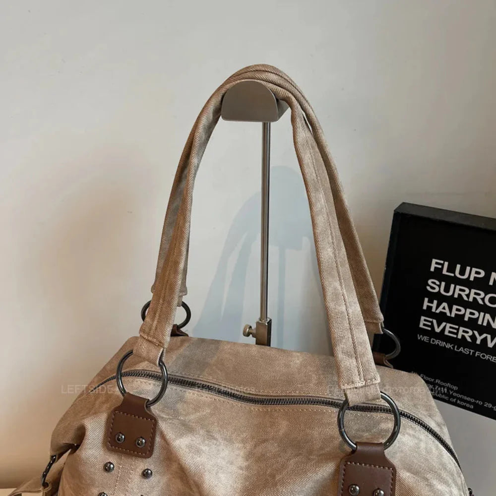 Bolsa de Ombro Punk em Couro Plutônio com Rebites